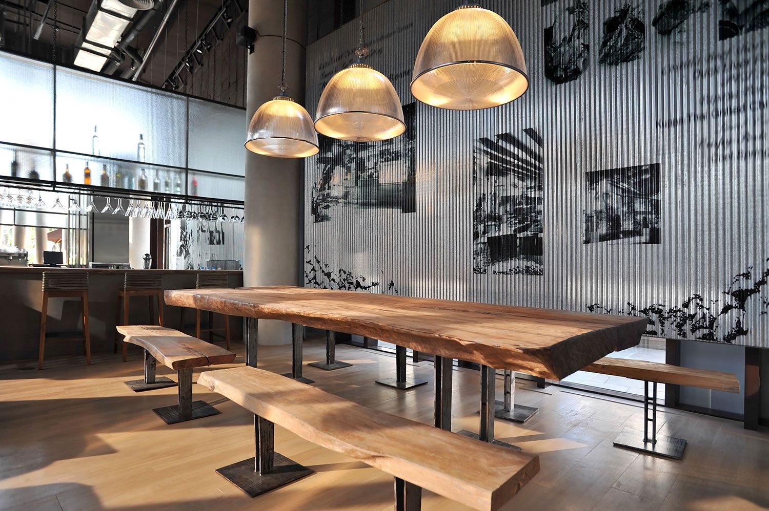 Café mit Holzmöbeln